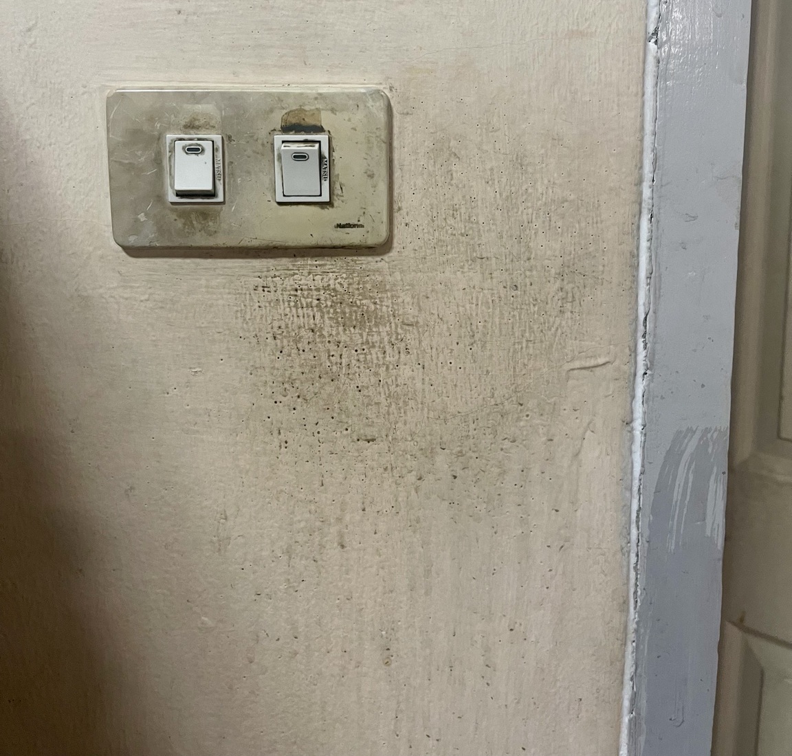 เคลียร์คราบดำฝังลึกรอบสวิตช์ไฟ คืนความสว่างให้ผนังบ้าน ก่อน