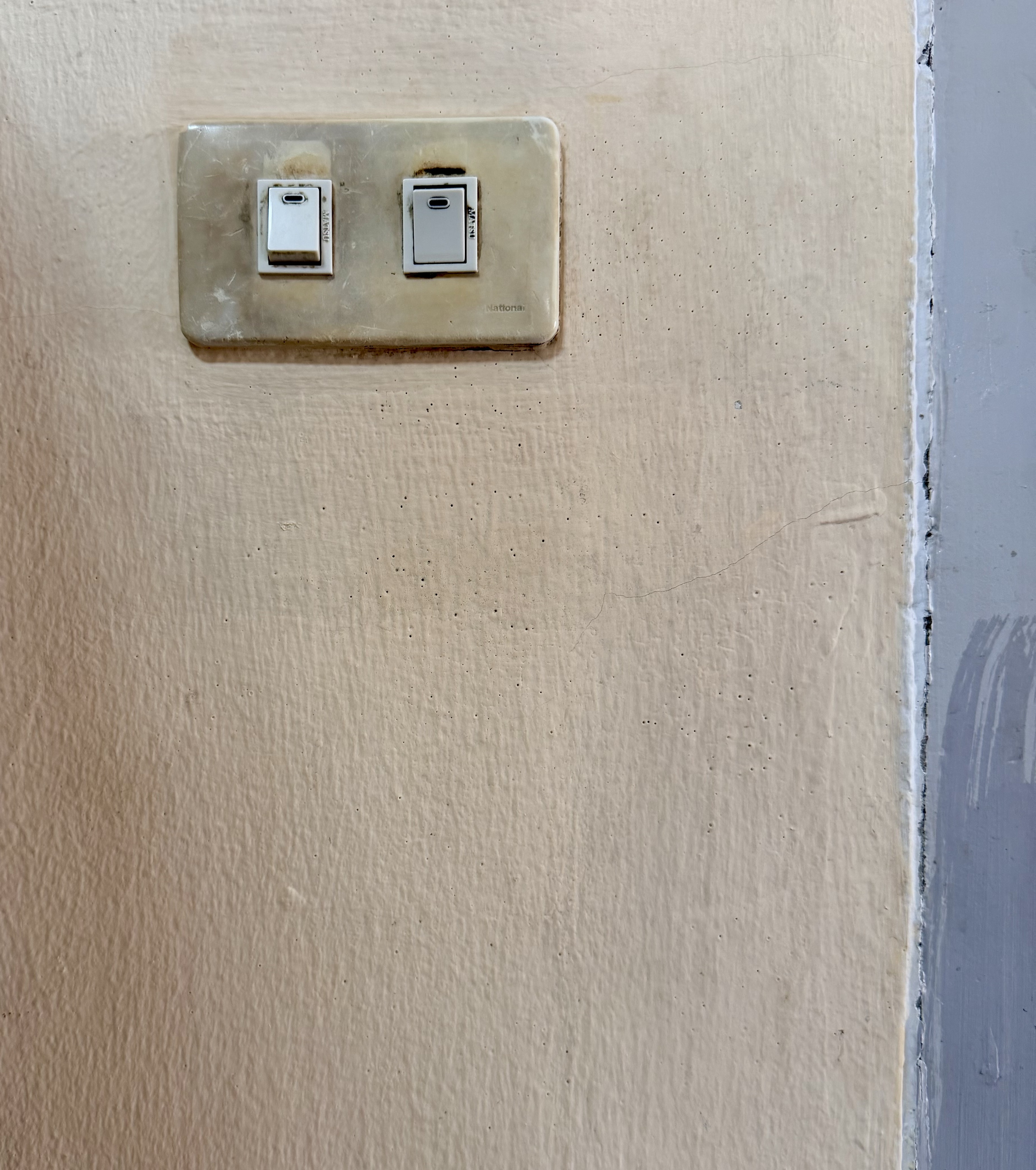 เคลียร์คราบดำฝังลึกรอบสวิตช์ไฟ คืนความสว่างให้ผนังบ้าน หลัง